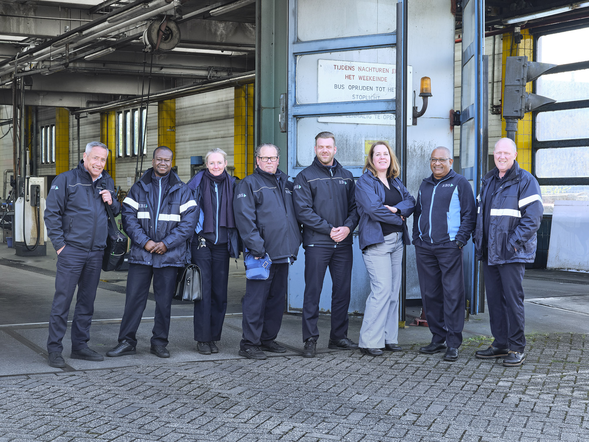 EBS campagnebeeld. Een groep collega's staan trots bij elkaar