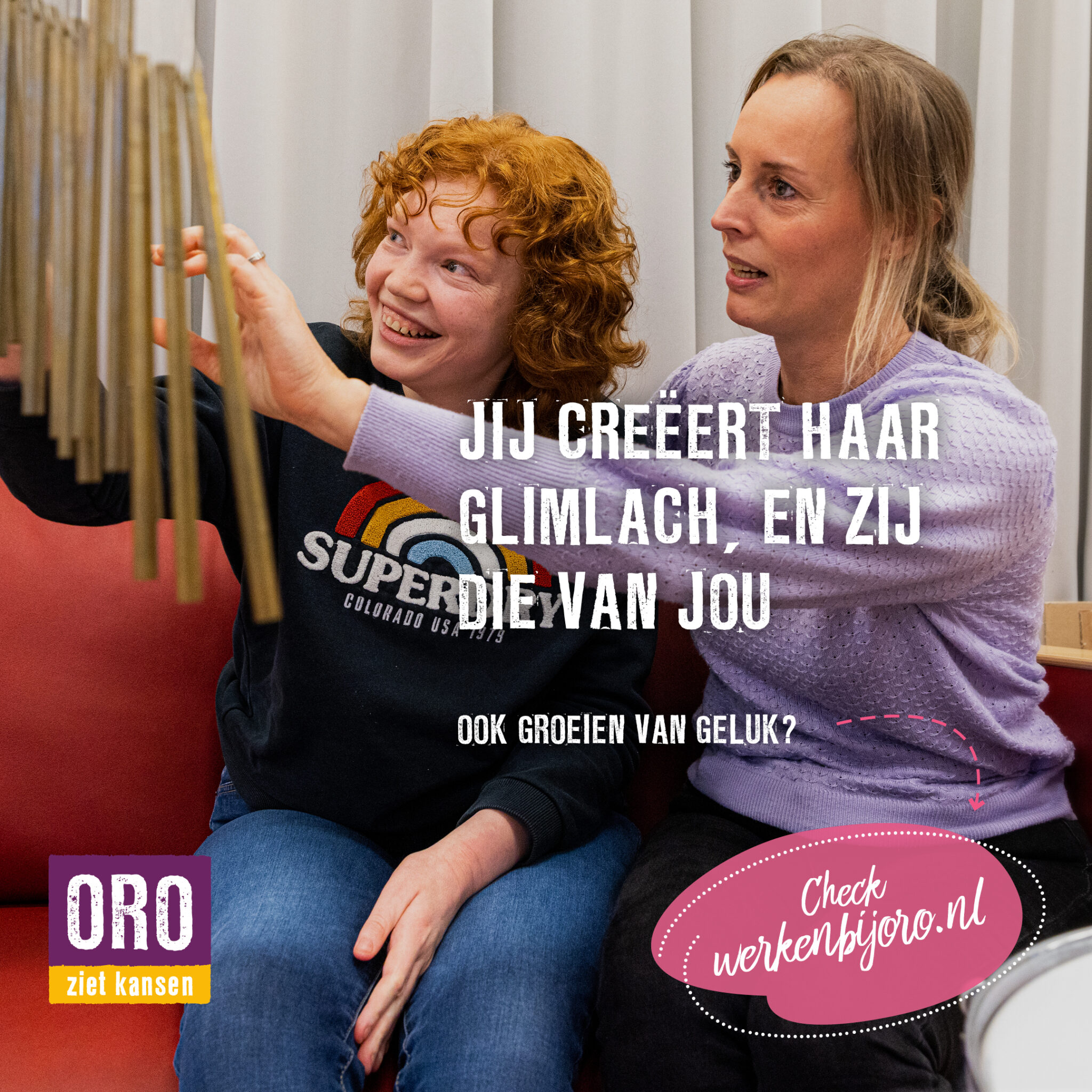 Een client en zorgmedewerker spelen samen op een instrument. Ze zorgen voor een glimlach op elkaars gezicht.