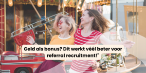 Twee vriendinnen hebben plezier in een pretpark door referral recruitment bonus